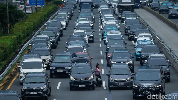 Kemacetan terjadi di Tol Dalam Kota (Dalkot) Jakarta arah Grogol pada Minggu (2/11/2025) sore. Arus kendaraan tersendat cukup panjang akibat sebuah mobil yang mengalami kendala dan mengganti ban di tengah lajur tol.