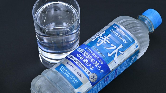 Berbeda dengan air minum biasa, air minum asal Jepang ini disebut bisa membantu mengurangi lemak tubuh yang membandel.
