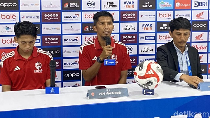 Caretaker pelatih PSM Makassar, Ahmad Amiruddin saat konferensi pers jelang laga kontra Madura United.