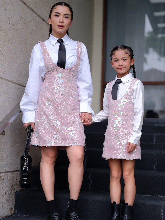 Intip Gaya Kompak 7 Artis Cantik dan Anaknya, bak Bareng Bestie