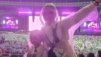 Meskipun hujan sempat menguyur GBK sebelum konser dimulai, Nastusha dan Chelsea Olivia tetap semangat dan asyik foto mengenakan jas hujan. Twinning with my mini-me. Keuntungan punya anak cewek tuh begini, bisa didandanin dikembar”in sampe akhirnya yang tadinya mirip Daddy banget sekarang opini orang bergeser menjadi “NASTUSHA MIRIP MAMINYA” , “YESSS ini loh maksud dan tujuanku, tulis Chelsea Olivia di akun Instagram pribadinya. Foto: Instagram @chelseaoliviaa