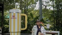 Selain di luar negeri, Claresta juga sempat menghadiri acara Stanley Indonesia. Momennya berpose dengan tumbler Stanley itu tampak cantik! Foto: Instagram/@clarestaufan