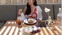 Kulineran di Bali juga dilakukan oleh Claresta. Ini potretnya ketika makan di sebuah restoran dengan menu avocado toast dan es Americano. Foto: Instagram/@clarestaufan