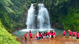 Kesegaran Tersembunyi di Kaki Gunung Salak