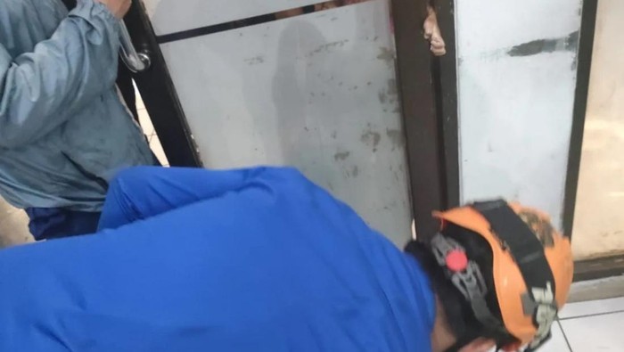 Damkar Depok evakuasi tangan balita terjepit pintu puskesmas
