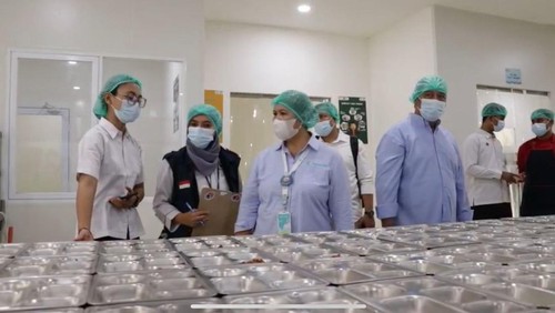 Dosen pengampu Mata Kuliah Sistem Manajemen Pengawasan Mutu dan Penyelenggaraan Makanan Poltekkes Kemenkes Denpasar, Ni Putu Agustini (biru tengah), mengunjungi SPPG Polda Bali di Jalan Plawa Nomor 20, Denpasar. (Dok. Polda Bali)