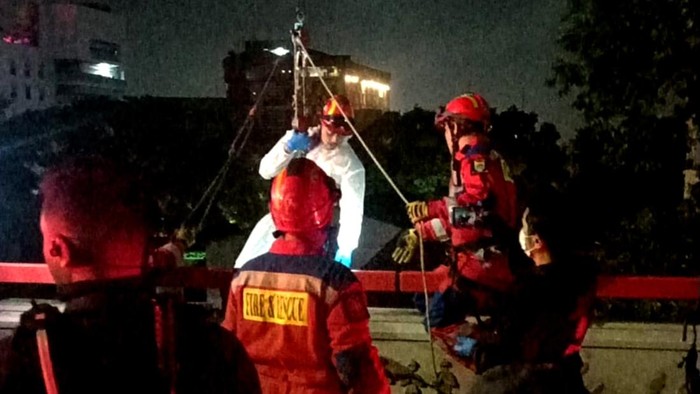Kisah Petugas Diskar Bandung Evakuasi Korban Bunuh Diri di Flyover Pasopati