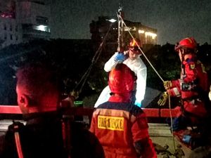 Kisah Petugas Diskar Bandung Evakuasi Korban Bunuh Diri di Flyover Pasopati