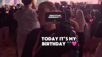 Felicya Angelista menjadi salah satu penonton konser BLACKPINK hari pertama, di Stadion Utama, Gelora Bung Karno, Sabtu (1/11/2025). Tepat pada pukul 00.00 WIB, tepatnya memasuki tanggal 2 November, Felicya genap berusia 31 tahun. Dia membuat tulisan Today, its my birthday di layar ponselnya. Foto: Instagram @felicyangelista_