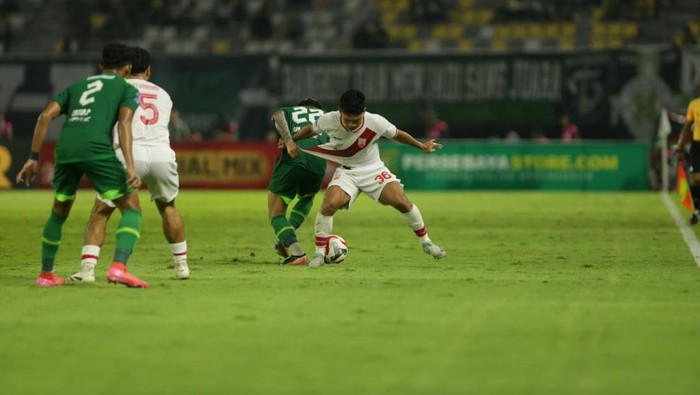 Foto laga Persebaya vs Persis.