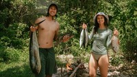 Hana Malasan dan Sean Gelael mau menikmati ikan bakar, yang kayaknya hasil pancingan yang di dapat di laut. Tak ada sinyal, hanya lautan, matahari, dan dia. Melakukan apa yang dia sukai, di mana dia merasa paling damai. Kulit terbakar, sepenuh hati, dan Mow ulang tahun termanis, tulis Hana dilihat di Instagram pada Senin (3/11/2025). (Foto: dok Instagram hanamalasan)