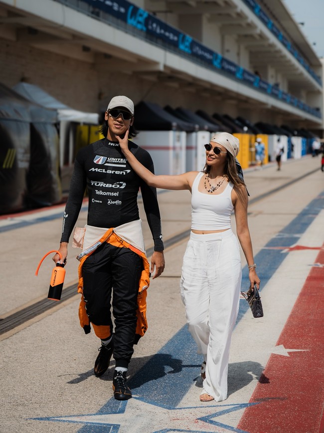 Di Instagram, pemain ’Star juga tidak ragu menampilkan kemesraan dengan Sean Galael yang lebih muda lima tahun darinya. Tak jarang, Hana menemani Sean saat balapan.Foto: Instagram @hanamalasan