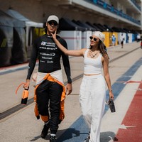 Di Instagram, pemain ’Star juga tidak ragu menampilkan kemesraan dengan Sean Galael yang lebih muda lima tahun darinya. Tak jarang, Hana menemani Sean saat balapan.Foto: Instagram @hanamalasan