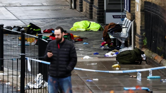 Suasana mencekam terjadi di sebuah kereta London North Eastern Railway dekat Huntingdon, Inggris, Sabtu (2/11/2025), setelah serangan penusukan brutal melukai sembilan penumpang. Barang-barang berserakan di peron ketika korban berlarian mencari perlindungan. REUTERS/Jack Taylor