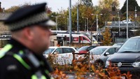 Seorang petugas polisi berjaga di Stasiun Huntingdon setelah serangkaian penusukan di kereta api, dekat Cambridge, Inggris, Minggu (2/11/2025). REUTER/Jack Taylor