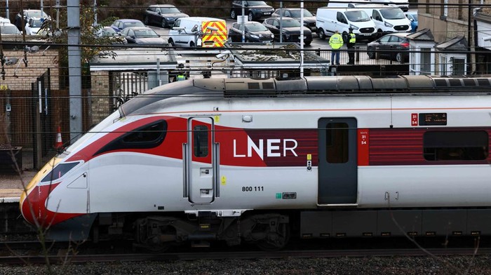 Suasana mencekam terjadi di sebuah kereta London North Eastern Railway dekat Huntingdon, Inggris, Sabtu (2/11/2025), setelah serangan penusukan brutal melukai sembilan penumpang. Barang-barang berserakan di peron ketika korban berlarian mencari perlindungan. REUTERS/Jack Taylor