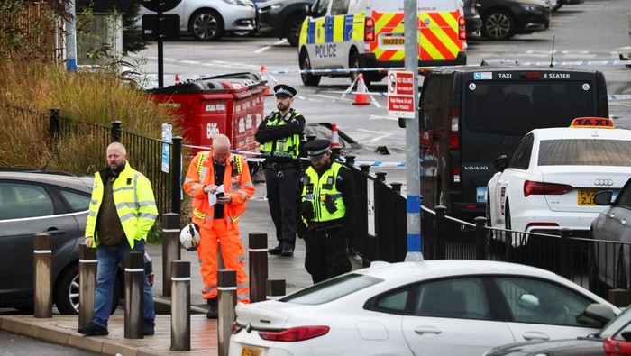 Suasana mencekam terjadi di sebuah kereta London North Eastern Railway dekat Huntingdon, Inggris, Sabtu (2/11/2025), setelah serangan penusukan brutal melukai sembilan penumpang. Barang-barang berserakan di peron ketika korban berlarian mencari perlindungan. REUTERS/Jack Taylor