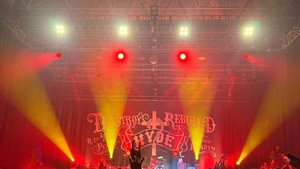 HYDE sempat menyapa penonton pakai bahasa Indonesia dan bikin fans makin histeris. Foto: Dok. Sound Rhythm