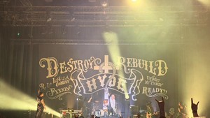 Dari Let It Out sampai DEFEAT, Jakarta kompak jingkrak bareng sang legenda rock Jepang. Foto: Dok. Sound Rhythm