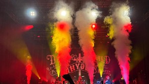 HYDE bahas rendang di panggung dan ngakak bareng audiens karena “very spicy”. Foto: Dok. Sound Rhythm