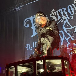 Gebrakan HYDE di Konser [INSIDE]: Bawain Faint, OST Demon Slayer-Muncul di Tribun