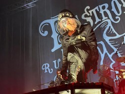 Gebrakan HYDE di Konser [INSIDE]: Bawain Faint, OST Demon Slayer-Muncul di Tribun