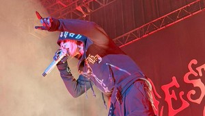 HYDE membuka konser dengan gebrakan lagu-lagu penuh energi yang langsung bikin penonton moshing. Foto: Dok. Sound Rhythm