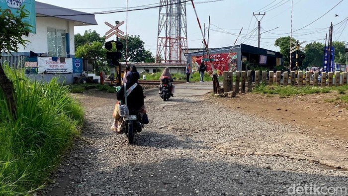 Jalan berlubang di Cimekar