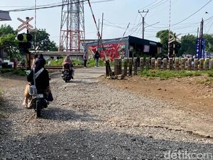 Aspal Mengelupas dan Lubang Jadi Tantangan Pengendara di Cimekar