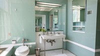Kamar mandi di kamar tidur Lincoln dulu terlihat sederhana dan disebut belum pernah direnovasi sejak 1940. Ruangan ini didominasi warna hijau sage. Foto: Donald Trump via Truth Social
