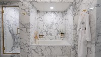 Trump sudah merenovasi kamar mandi itu menjadi lebih mewah. Interior kamar mandi didominasi bahan marmer serta terdapat sentuhan warna emas. Foto: Donald Trump via Truth Social