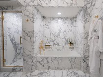 Trump Sulap Kamar Mandi Gedung Putih Jadi Berlapis Marmer Nuansa Putih-Emas