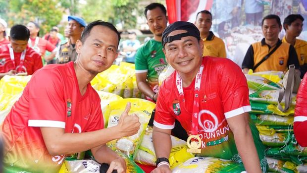 Kapolda Riau Irjen Pol Herry Heryawan membuka Bono Fun Run 2025 sambut HUT Kabupaten Pelalawan ke-26, Minggu (2/11/2025).