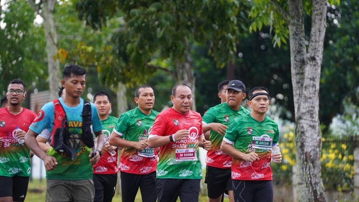 Kapolda Riau Irjen Pol Herry Heryawan menghadiri Bono Fun Run 2025 menyambut HUT ke-26 Kabupaten Pelalawan, Minggu (2/11/2025).