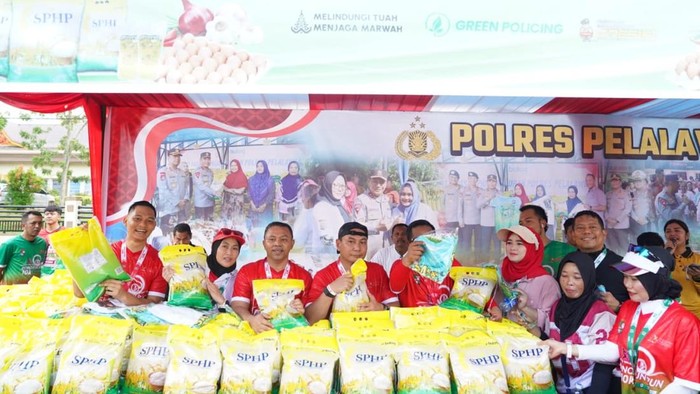 Kapolda Riau Irjen Pol Herry Heryawan menghadiri Gerakan Pangan Murah di Kabupaten Pelalawan.