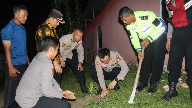Kapolres Dumai pimpin patroli Tim RAGA dan tanam pohon wujudkan Green Satkamling Kapolres Dumai pimpin patroli Tim RAGA dan tanam pohon wujudkan Green Satkamling, Sabtu (1/11/2025).