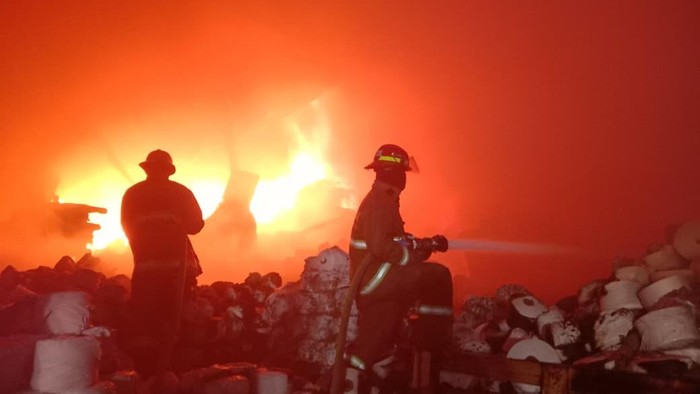 Pabrik Kain di Cikancung Bandung Terbakar