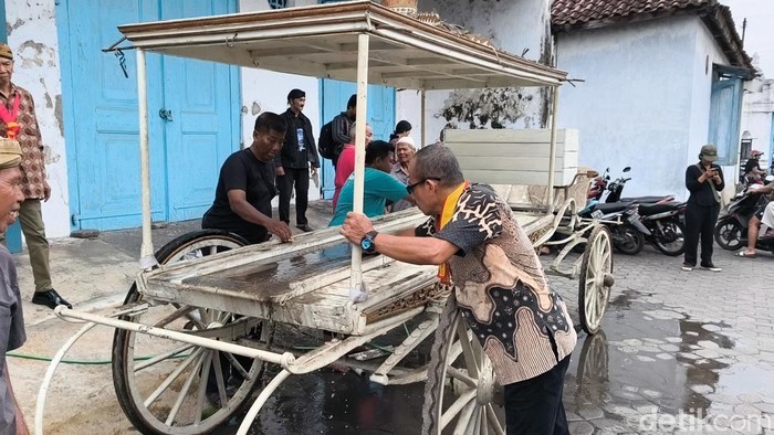 Kereta Jenazah Raja Keraton Solo, saat dibersih di kawasan Keraton Kasunanan Solo, Minggu (2/11/2025)