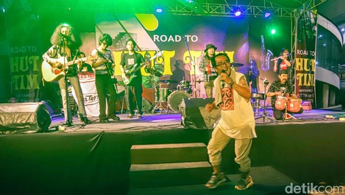 Suasana Taman Ismail Marzuki (TIM), Jakarta, dipenuhi semangat dan keceriaan para penikmat seni, Sabtu (1/11). Sejumlah grup musik lintas genre tampil memeriahkan panggung “Road to HUT ke-57 TIM”.