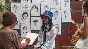 Tak hanya musik, pengunjung juga disuguhkan pembacaan puisi, bazar karya seni, hingga aksi melukis on the spot.