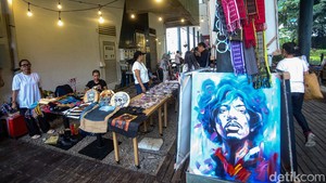 Pagelaran ini merupakan hasil kolaborasi antara Unit Pengelola Pusat Kesenian Jakarta (UPPKJ) TIM, Dewan Kesenian Jakarta (DKJ), dan Komunitas Under Banner.