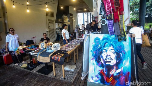 Suasana Taman Ismail Marzuki (TIM), Jakarta, dipenuhi semangat dan keceriaan para penikmat seni, Sabtu (1/11). Sejumlah grup musik lintas genre tampil memeriahkan panggung “Road to HUT ke-57 TIM”.