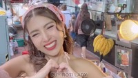 Sambil menunggu pembeli, sering kali ia bikin konten menarik. Tersenyum dengan manis sambil menunggu pembeli datang dan beli roti, tulisnya di keterangan video. Foto: Instagram puyrotilady