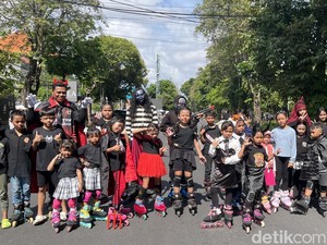 Komunitas Sepatu Roda Kompak Pakai Kostum Halloween di CFD Renon