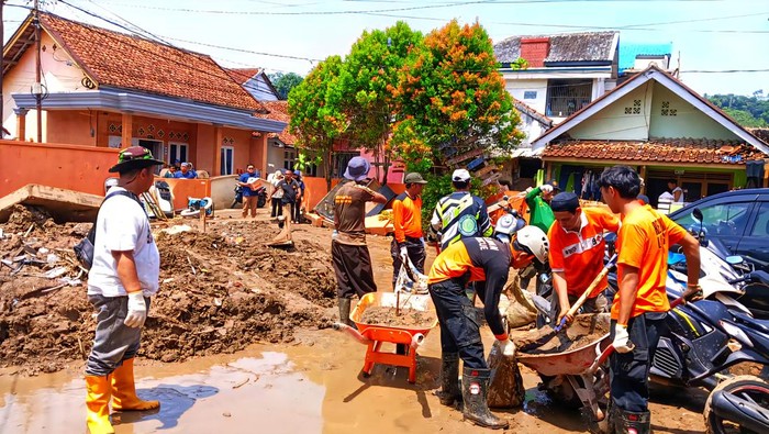 Kondisi di Desa Cikahuripan, Kecamatan Cisolok, Kabupaten Sukabumi.