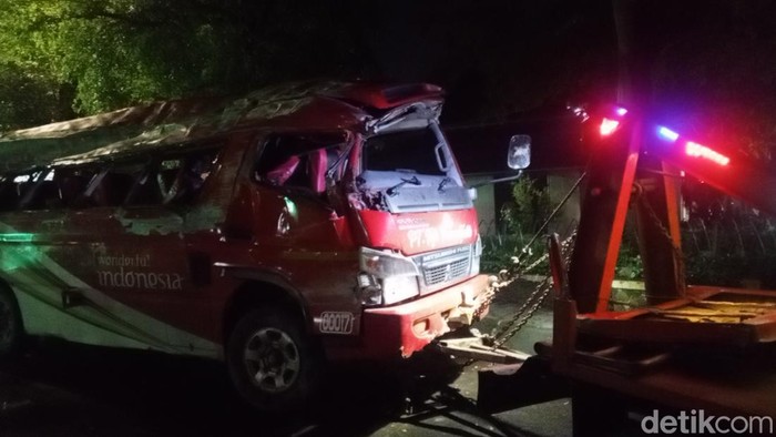 Kondisi kendaraan elf yang terguling di Tanjakan Cae, Sumedang