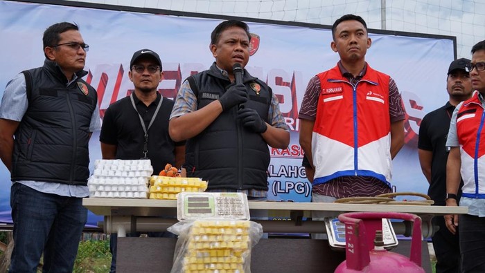 Konferensi pers kasus pengoplosan gas melon di Mapolres Sukoharjo, Minggu (2/11/2025) sore.