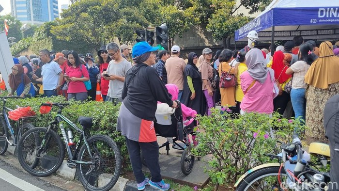 Lansia antre kartu gratis transportasi umum Jakarta di Bundaran HI. (Taufiq/detikcom)
