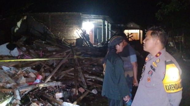 Tanah longsor menimpa sebuah rumah warga di Kecamatan Bendungan, Trenggalek tewaskan 2 orang dan 2 lainnya hilang