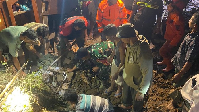 Tanah Longsor Terjang Rumah Warga Trenggalek, 2 Orang Tewas dan Hilang